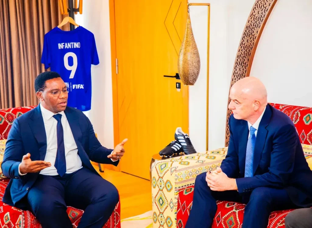 Makonda Akutana Infantino Kujadili Maandalizi Afcon 2027 2 Rais wa Shirikisho la Kandanda Duniani FIFA Bw. Gianni Infantino amesema FIFA ipo tayari kush 1