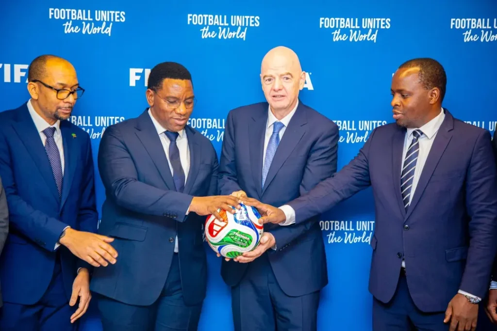 Makonda Akutana Infantino Kujadili Maandalizi Afcon 2027 3 Rais wa Shirikisho la Kandanda Duniani FIFA Bw. Gianni Infantino amesema FIFA ipo tayari kush 2