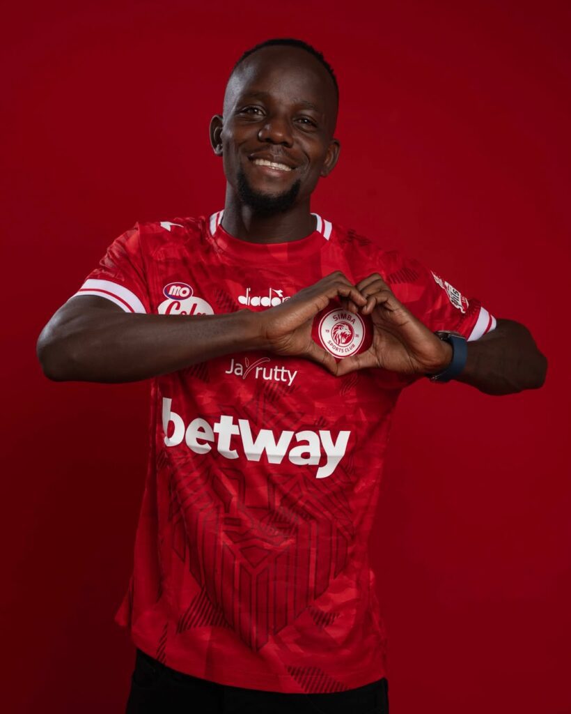 Chama Arejea Simba SC kwa Mara ya Tatu: Kiungo Fundi Anarudi Kuandika Historia Mpya Msimbazi 2 -www.sportsleo.co.tz