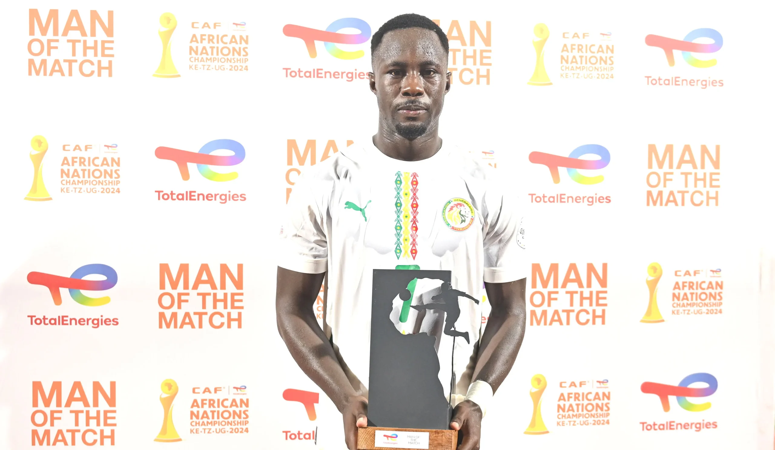 Mo Dewji Aleta Kiungo Fundi Msimbazi 1 www.sportsleo.co.tz