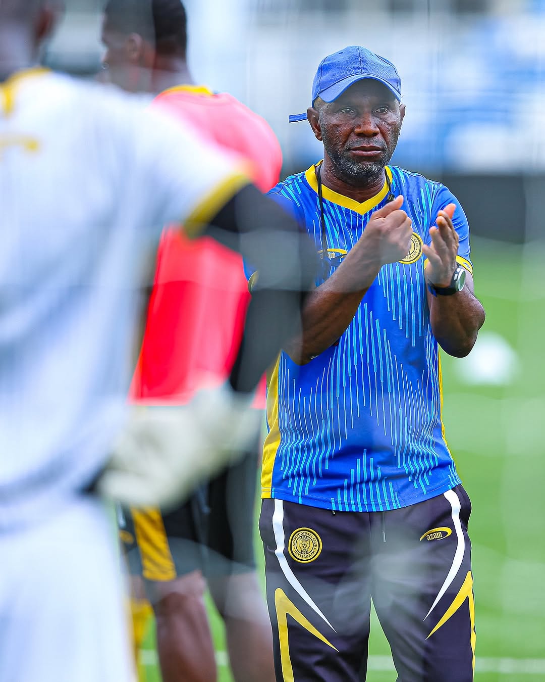 Azam FC Yamshitukia Ibenge: Uongozi Wagoma Kumwachia Kocha Kwa FAF Angola 3 BackOnDuty💪🏻Kocha wetu Mkuu @florent ibengeofficiel amerejea kwenye majukumu yake mara baa 1