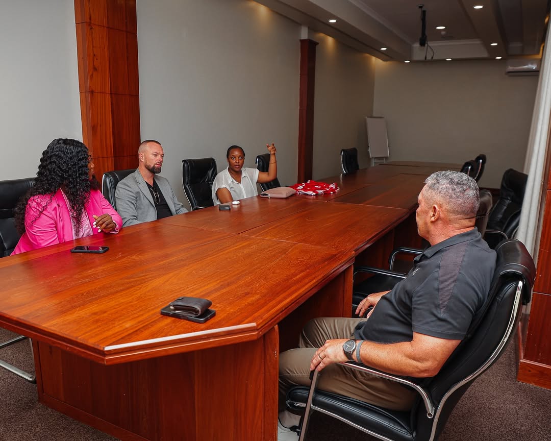 Sowah Atimuliwa Kambini Simba SC? Sakata Zito Lamnyemelea Mnyama Kuelekea Mechi Kubwa 7 CEO Zubeda Sakuru amekutana na Kocha Mkuu Steve Barker mara baada ya kuwasili nchini kuanza maju 1