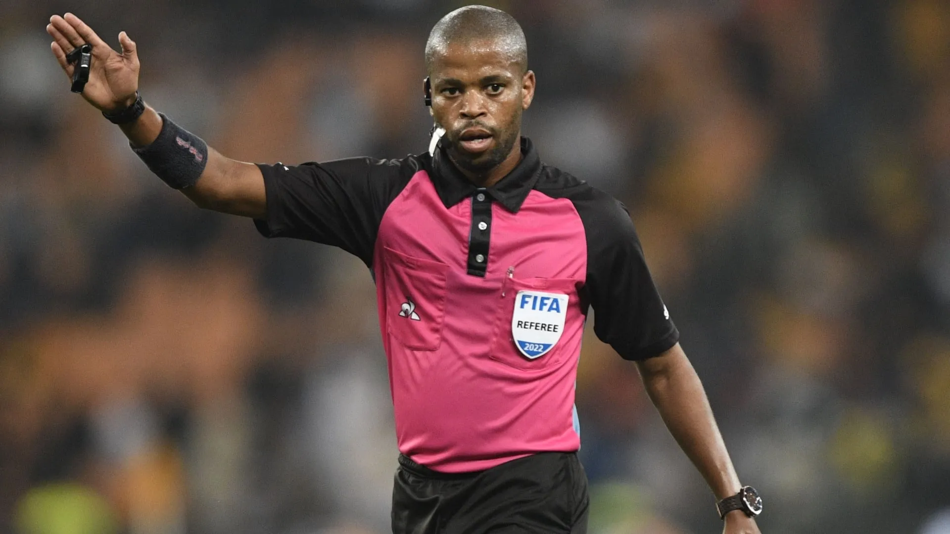 Yanga SC Yaangukia kwa Refa Msauzi Kabla ya Mtihani Mgumu dhidi ya FAR Rabat 4 https media.afrik foot.com en za 2025 11 PSL ref Abongile Tom