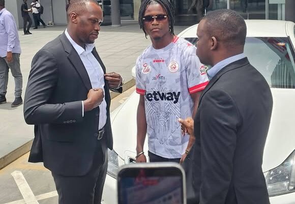 Inno Loemba Akabidhiwa Gari Aina ya Toyota Crown Simba SC – Jayrutty Yaanza Kutimiza Ahadi kwa Nyota wa Simba
