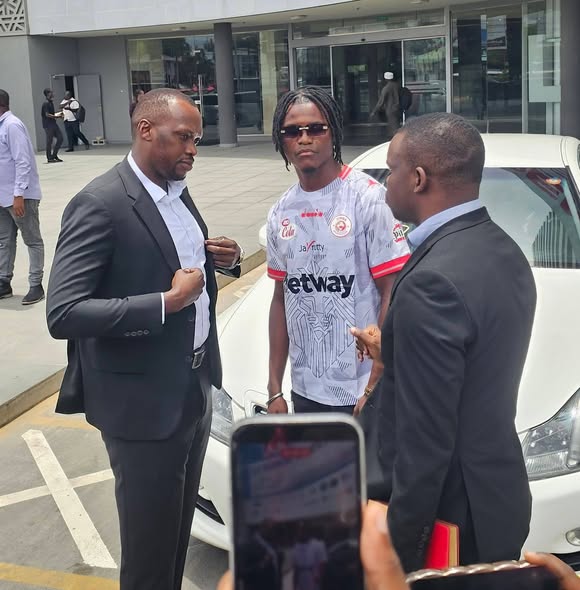 Inno Loemba Akabidhiwa Gari Aina ya Toyota Crown Simba SC,Jayrutty Yaanza Kutimiza Ahadi kwa Nyota wa Simba 1 Inno Loemba Akabidhiwa Gari Aina ya Toyota Crown Simba SC – Jayrutty Yaanza Kutimiza Ahadi kwa Nyota wa Simba