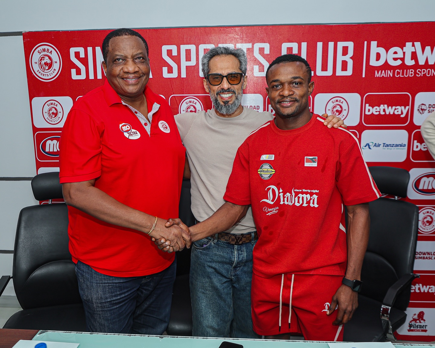 Mpanzu Asaini Mkataba Mpya Simba SC na Kuzima Uvumi wa Kuondoka 1 Mpanzu Asaini Mkataba Mpya Simba SC: Kiungo Hatari Aongeza Miaka Miwili Msimbazi Hadi 2028-www.sportsleo.com