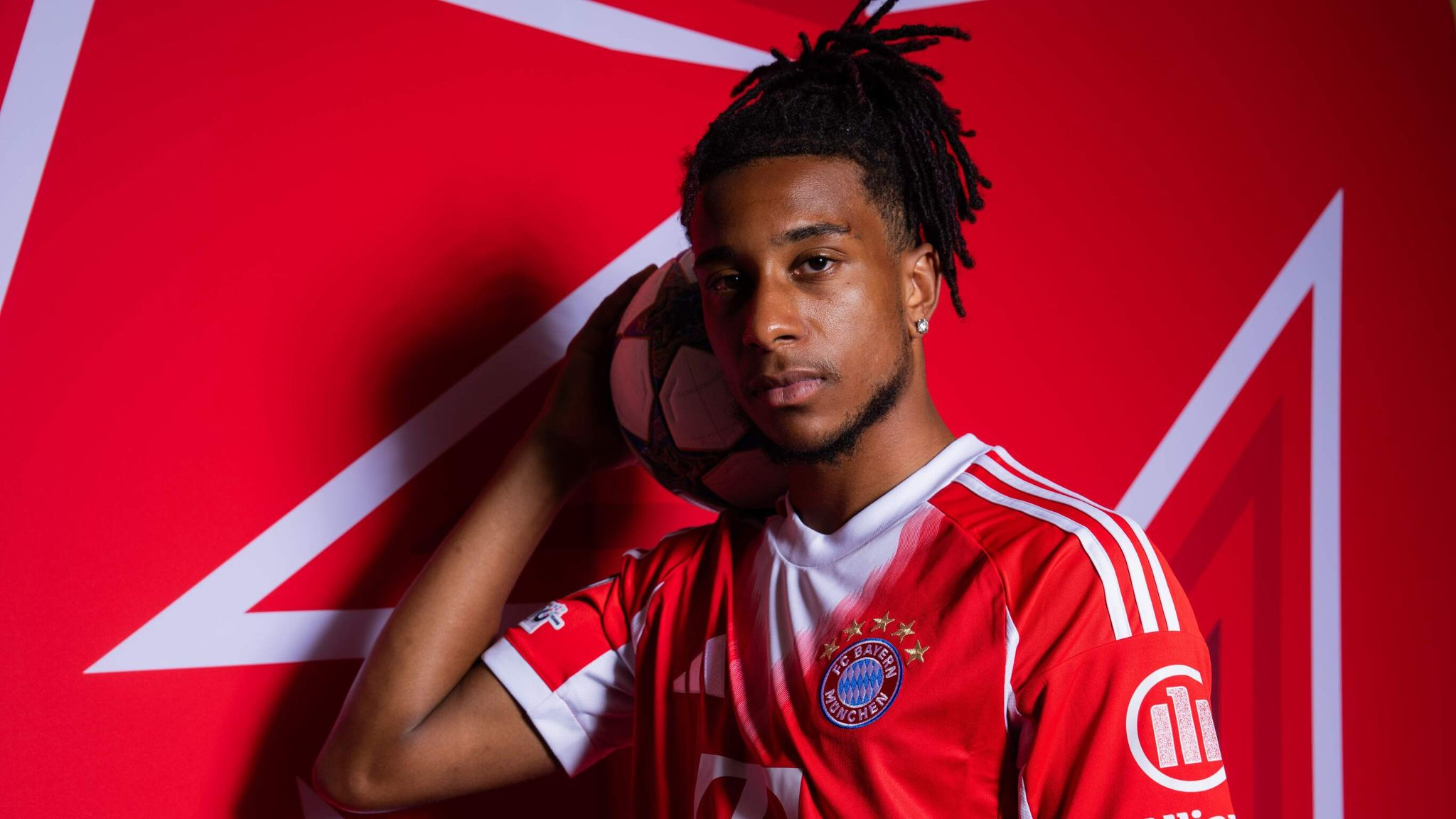 Michael Olise Thamani Yake 2026: Maisha, Mshahara, na Safari ya Mafanikio ya Supastaa wa Bayern Munich 6 Michael Olise Thamani Yake 2026: Maisha, Mshahara, na Safari ya Mafanikio ya Supastaa wa Bayern Munich - sportsleo.co.tz