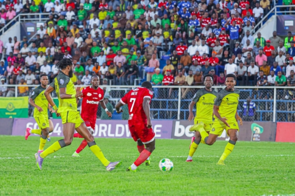 Mchezo wa Kariakoo Derby umeendelea kuthibitisha ukubwa wake katika soka la Tanzania baada ya Simba SC na Young Africans SC kutoka sare ya mabao 2-2. Kwa mara nyingine tena, K/koo derby yatoa sare katika pambano lililojaa ushindani mkubwa, kasi, na presha ya hali ya juu. Mechi hii iliyopigwa katika Uwanja wa Meja Jenerali Isamuhyo imeacha hisia mseto kwa mashabiki wa pande zote mbili.