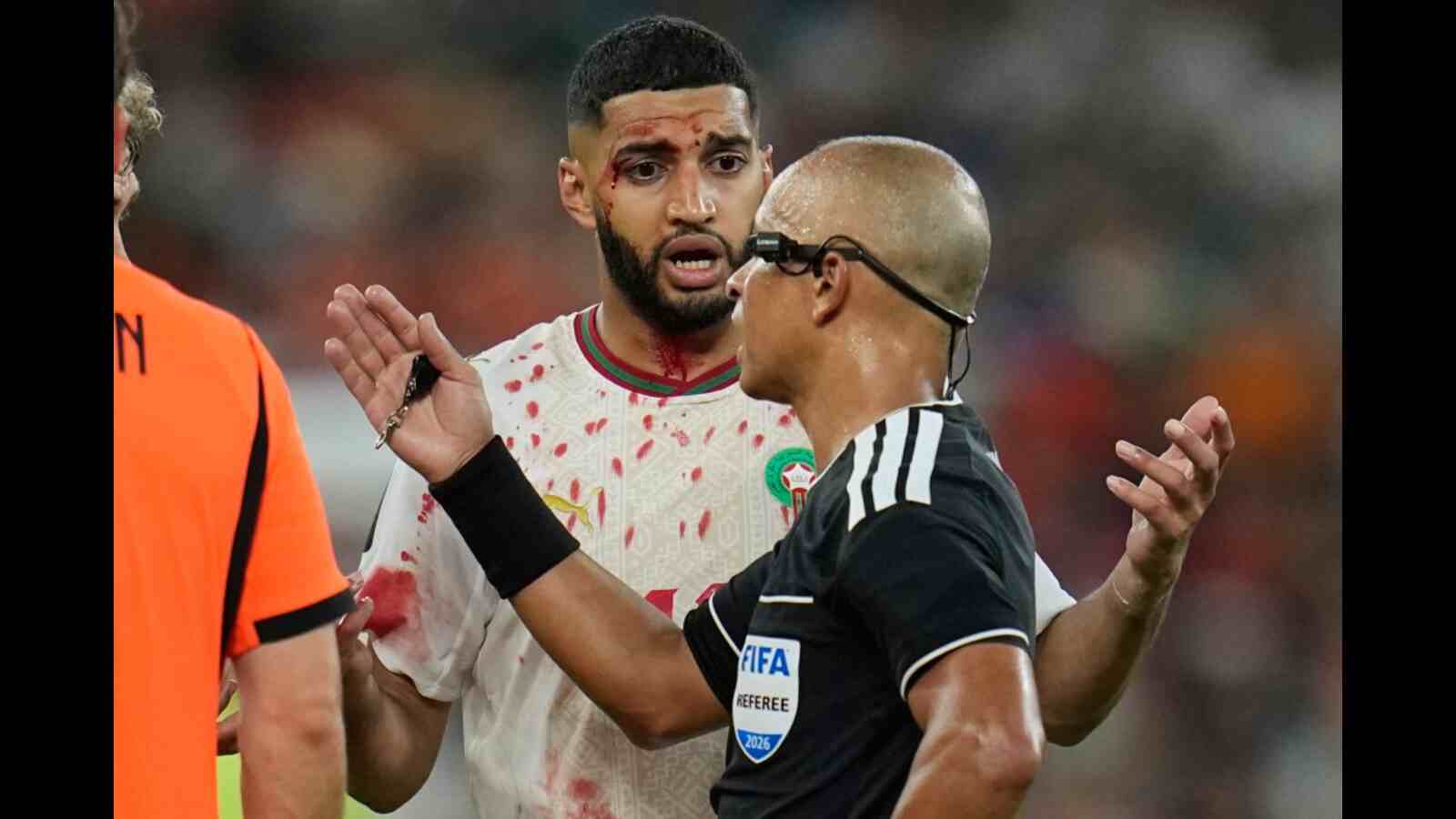 gestures talks referee wilton sampaio 1092077598