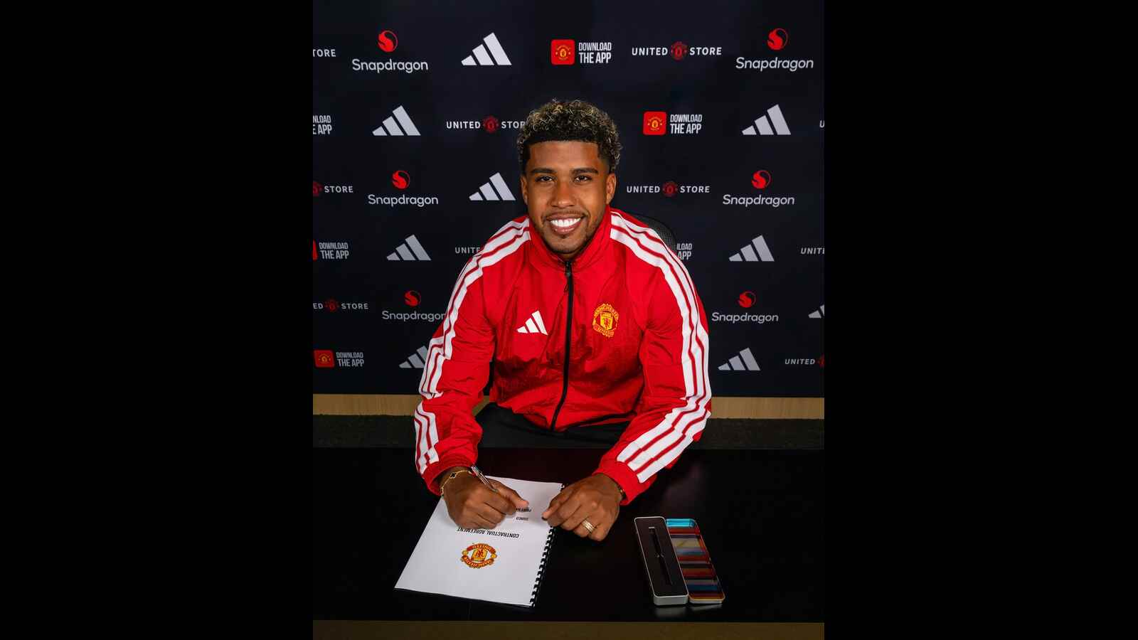 Man Utd yamsaini Santos: Manchester United yakamilisha usajili wa kiungo Andrey Santos kutoka Chelsea