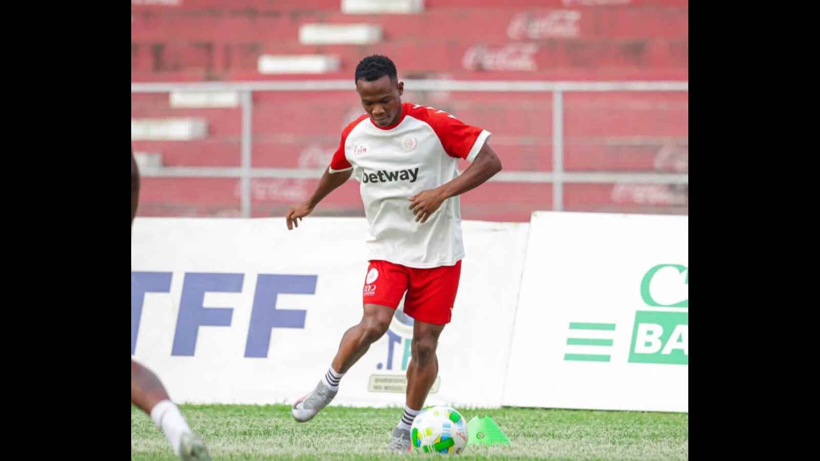 Chasambi Aondoka Simba SC:Winga Huyo Aondoka Rasmi Baada ya Kukosa Nafasi Kikosini
